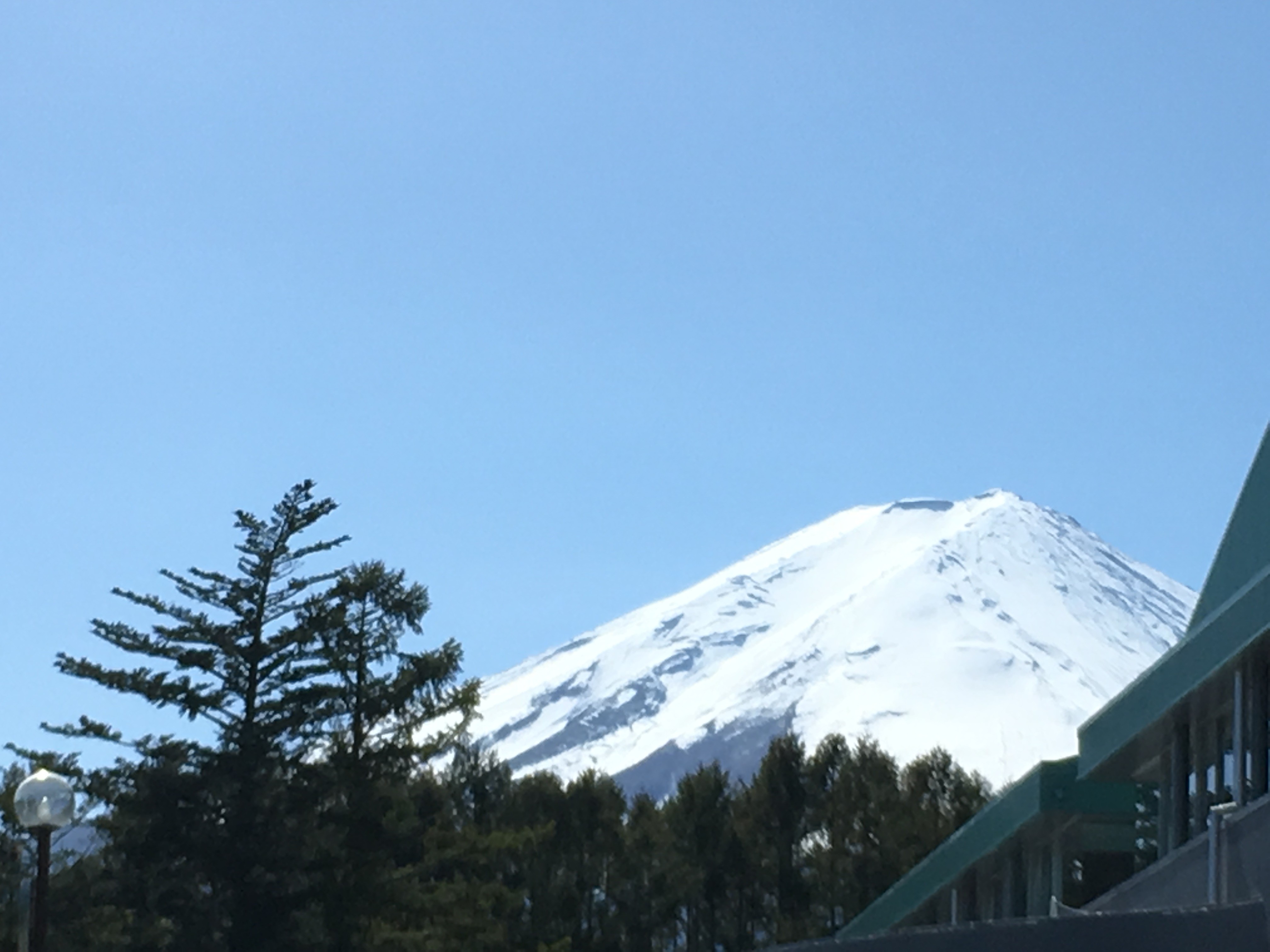 富士河口湖町　町民体育館から富士山を望む
